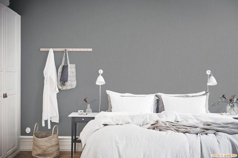 Phòng ngủ được làm đẹp và trang trí bởi giấy dán tường hàn quốc màu ghi vô cùng hiện đại và sang trọng hơn